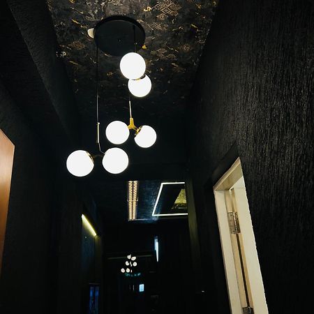 Hotel Shades Of Black 2 Lakhnaú Exteriér fotografie