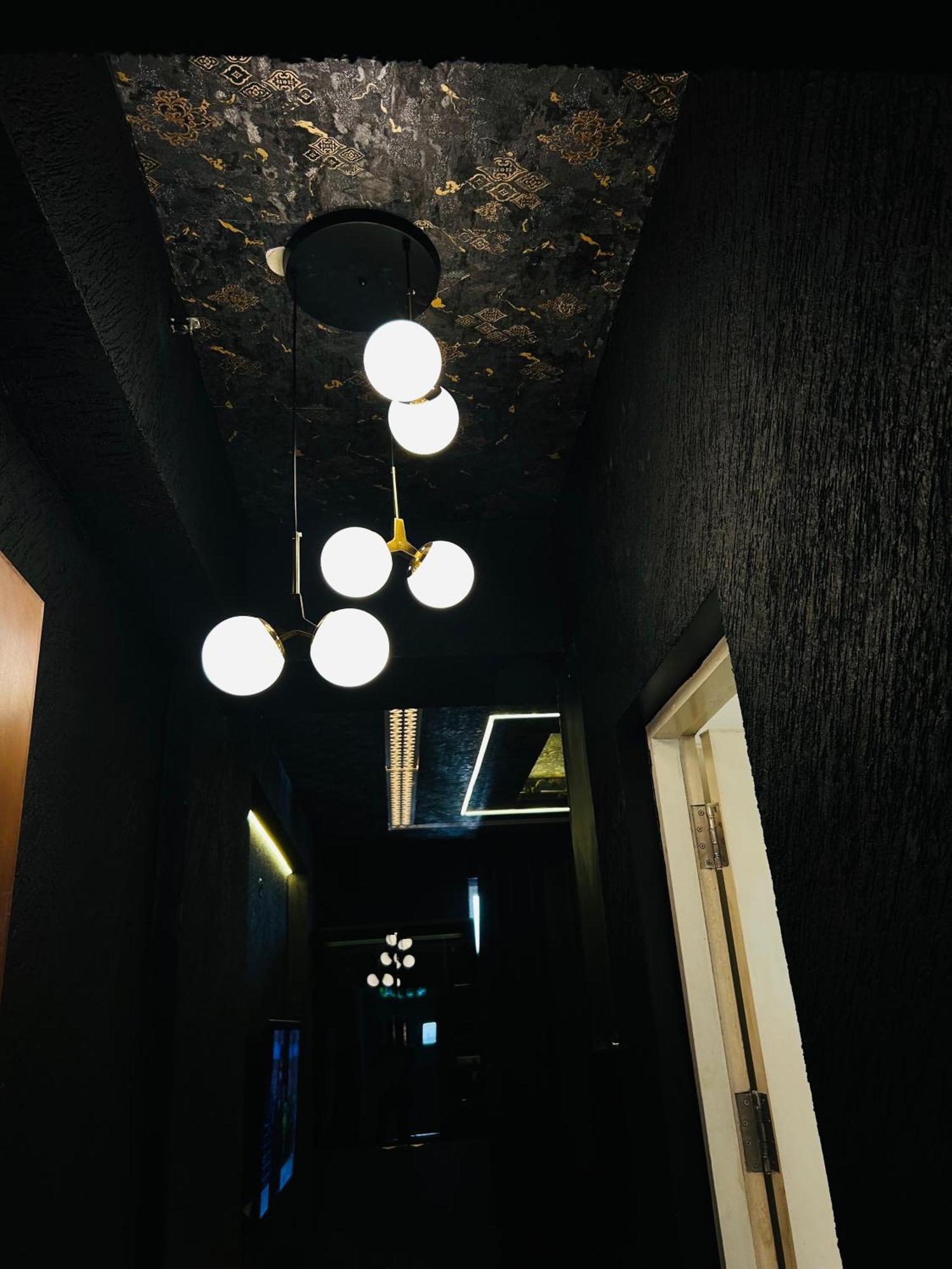 Hotel Shades Of Black 2 Lakhnaú Exteriér fotografie